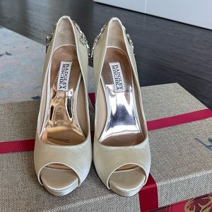 BADGLEY MISCHKA Brand New Bridal Heels Off White / Cream Size 7